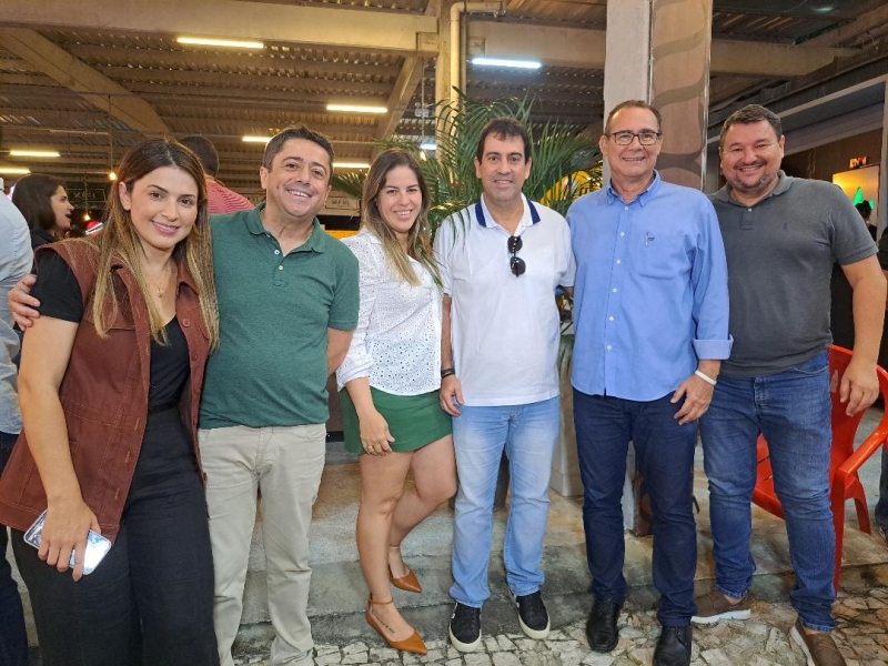 Os organizadores do PrÃ©-Caju, Jaqueline Lima e Fabiano Oliveira; Viviane Rabelo, Bira Rabelo (diretor da Emsurb); Zezinho Sobral (vice-governador) e MaurÃ­cio Carvalho (membro da ComissÃ£o Organizadora do PrÃ©-Caju) 