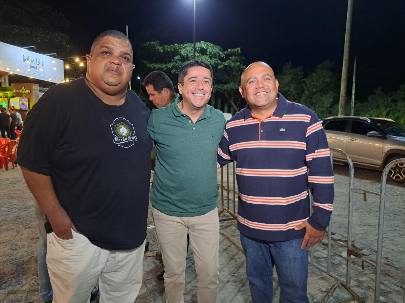 Fabiano Oliveira (idealizador do PrÃ©-Caju) entre os integrantes do grupo Cajurioca