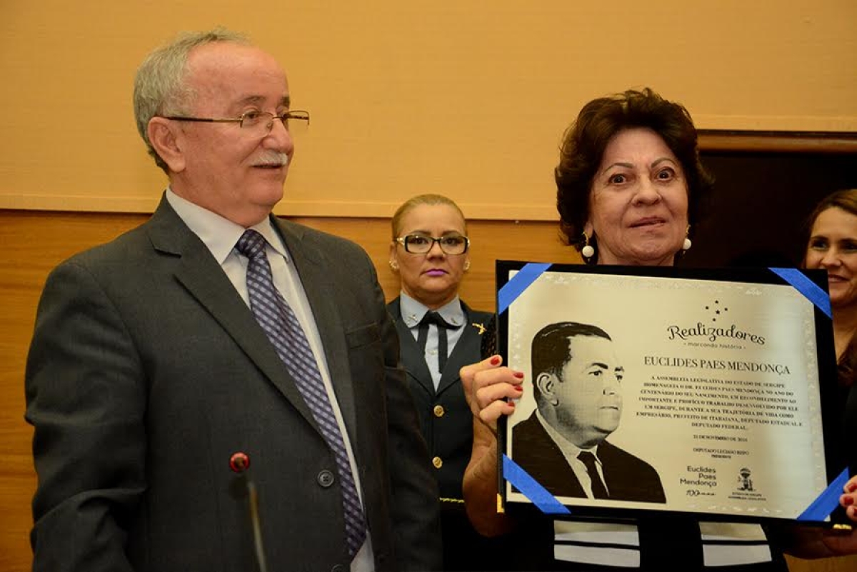 Momento da entrega da placa (Imagem: Jadilson Simões/Agência Alese)