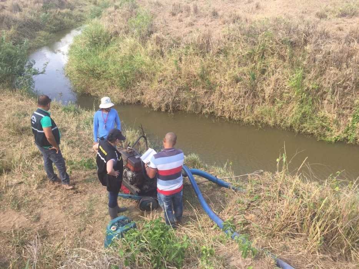 Técnicos desligam bomba que captava água do riacho Cancelo na fazenda Vinagre em Canhoba (SE) (Imagem: Assessoria FPI/SE)