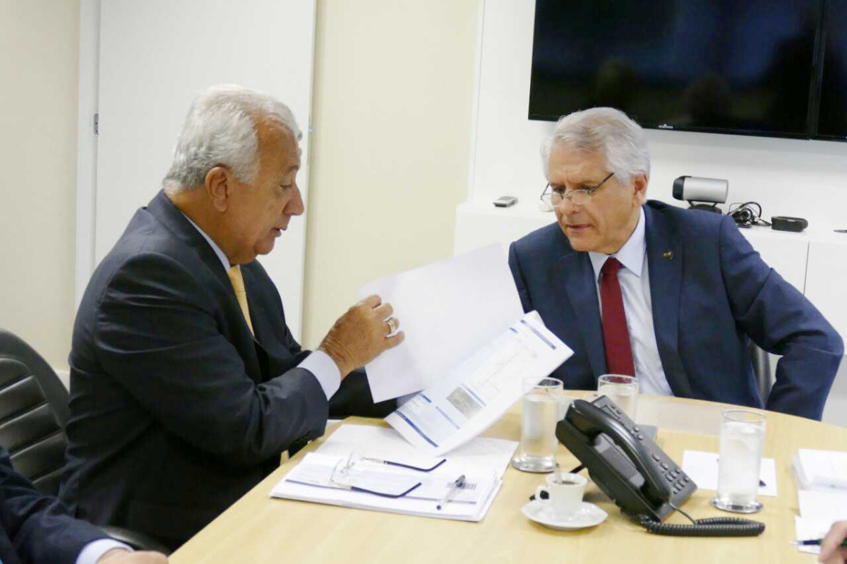 Jackson Barreto esteve com o presidente nacional da Infraero Antônio Claret de Oliveira para tratar da retomada da obra da pista do aeroporto Santa Maria em Aracaju e da licitação do novo terminal de passageiros (Imagem: Roque Sá/ASN)