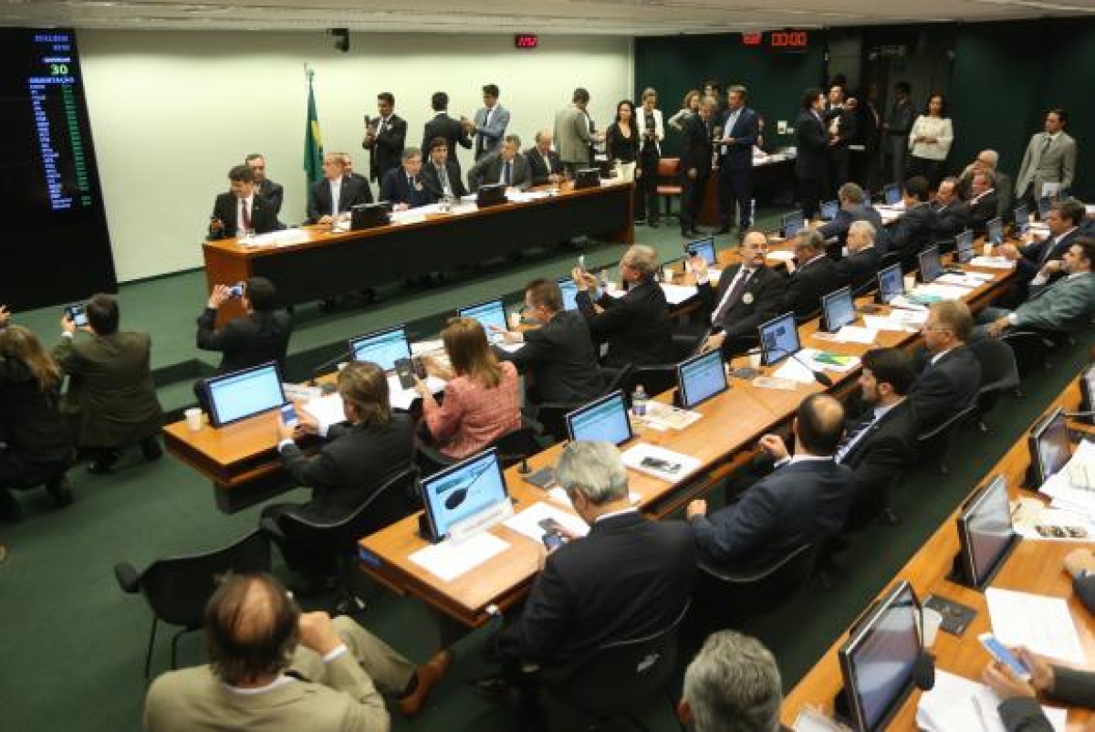 Alguns temas como a criminalização do caixa dois causaram polêmica entre os membros da comissão (Imagem: Fabio Rodrigues Pozzebom/Agência Brasil)