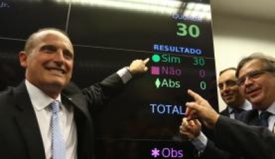 O relatório do deputado Onyx Lorenzoni foi aprovado por unanimidade na comissão especial (Imagem: Fabio Rodrigues Pozzebom/Agência Brasil)