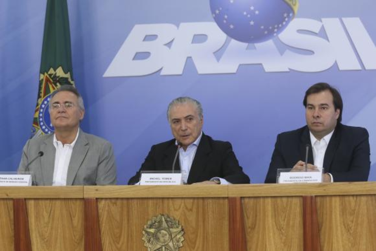 Os presidentes da República Michel Temer do Senado Renan Calheiros e da Câmara Rodrigo Maia durante coletiva de imprensa no Palácio do Planalto (Imagem: Antonio Cruz/Agência Brasil)