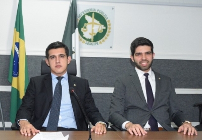 Os defensores públicos autores da ação Saulo Lamartine e Gustavo Dantas (Imagem: DPE/SE)