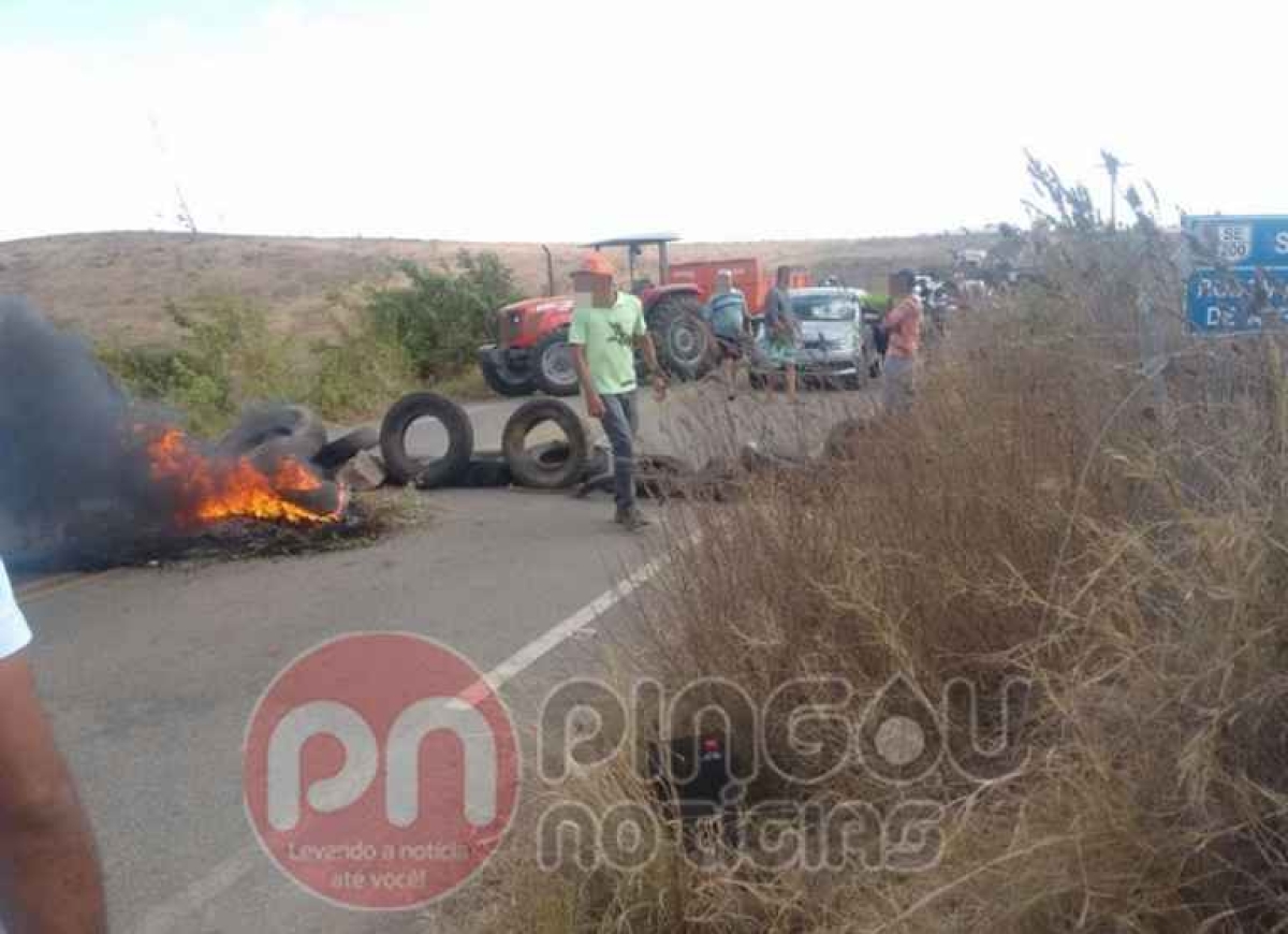 Sertão: Manifestantes voltam a interditar rodovia em protesto contra o fechamento de fabriquetas (Imagem: Pingou Notícias)