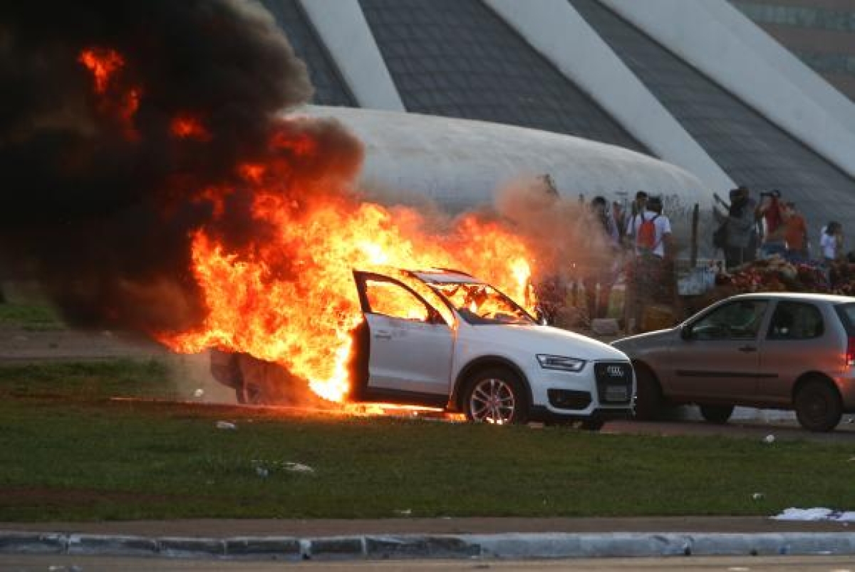 Manifestantes incendeiam carro durante protesto na Esplanada dos Ministérios (Imagem: Wilson Dias/Agência Brasil)