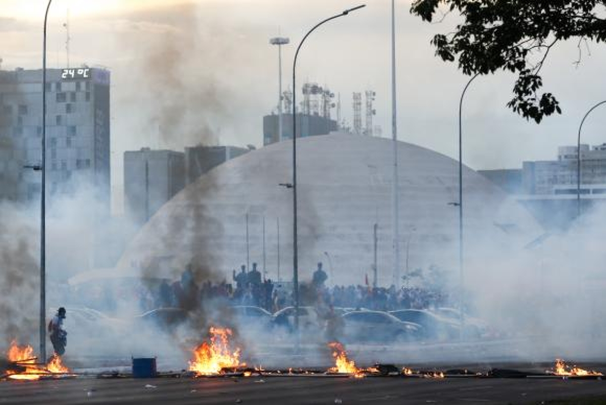 Protesto na Esplanada dos Ministérios deixou danos ao patrimônio (Imagem: Wilson Dias/Agência Brasil)