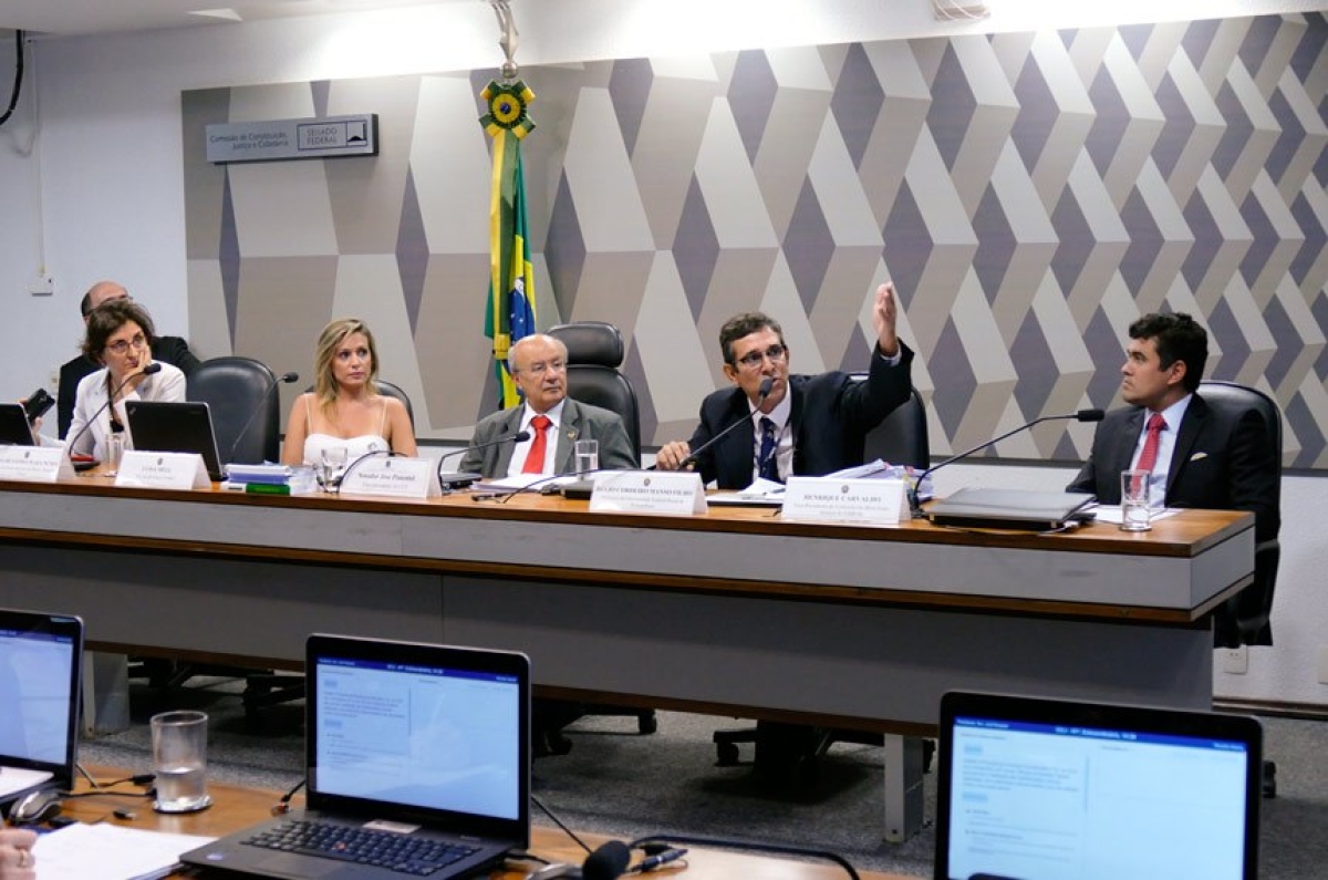 A Comissão de Constituição Justiça e Cidadania discute a PEC que trata das vaquejadas. E/D: Diretora do Fórum Nacional de Defesa e Proteção Animal Vania de Fátima Plaza Nunes; ativista da Causa Animal Luisa Mell; senador José Pimentel; professor da Universidade Federal Rural de Pernambuco Hélio Cordeiro Manso Filho; vice-presidente da Comissão de bem-estar animal da OAB-AL Henrique Carvalho (Imagem: Roque de Sá/Agência Senado)