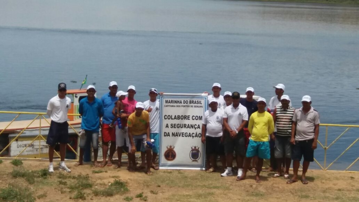 Equipe Aquática conscientiza ribeirinhos com palestras retira novas cercas nas margens do rio e fiscaliza embarcações para transporte escolar (Imagem: CBHSF)