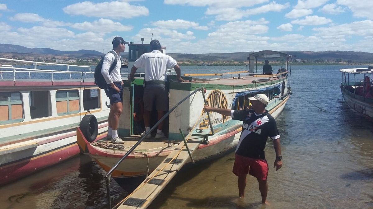 Equipe Aquática conscientiza ribeirinhos com palestras retira novas cercas nas margens do rio e fiscaliza embarcações para transporte escolar (Imagem: CBHSF)