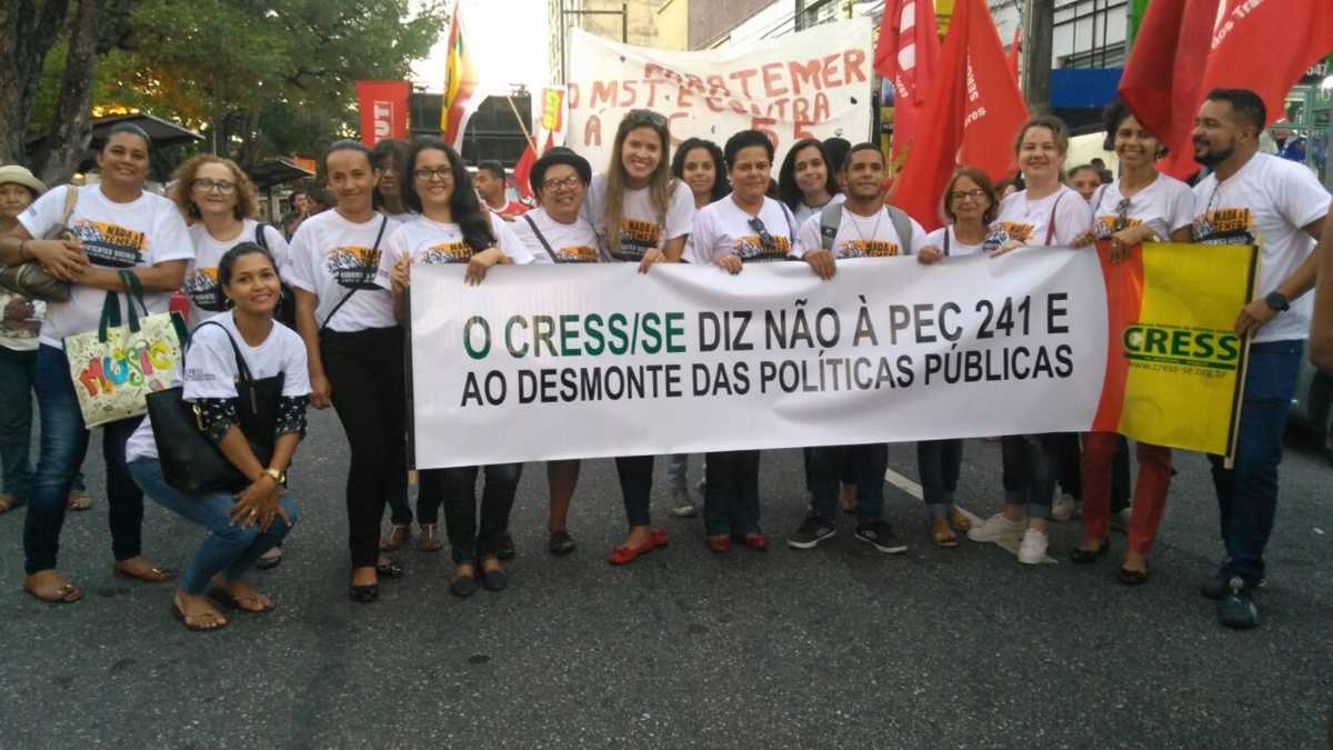 Assistentes sociais protestam contra PEC 55 durante ato público (Imagem: Cress/SE)