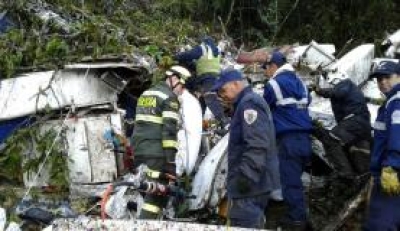 Equipes de resgate procuram vítimas entre os destroços do avião da Chapecoense (Imagem: Divulgação/Polícia de Antioquia)