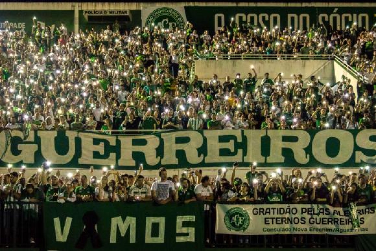 Um tributo à Chapecoense e às vítimas da tragédia com o voo da delegação na madrugada de terça-feira (29) tomou a Arena Condá estádio da Chapecoense (Imagem: Daniel Isaia/Agência Brasil)