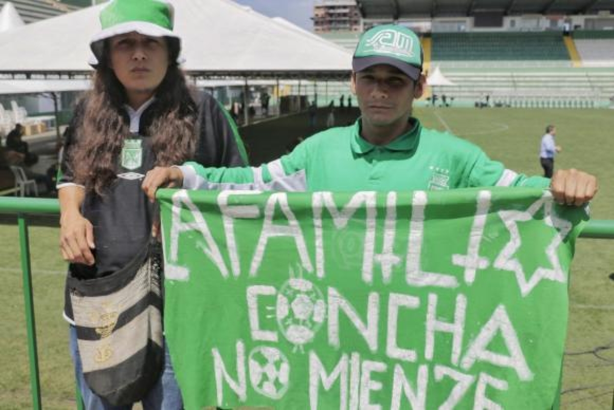 Os colombianos Daniel Ojeda e Fernando Bolaño se unem aos torcedores que fazem vigília no estádio da Chapecoense (Imagem: Daniel Isaia/Agência Brasil)