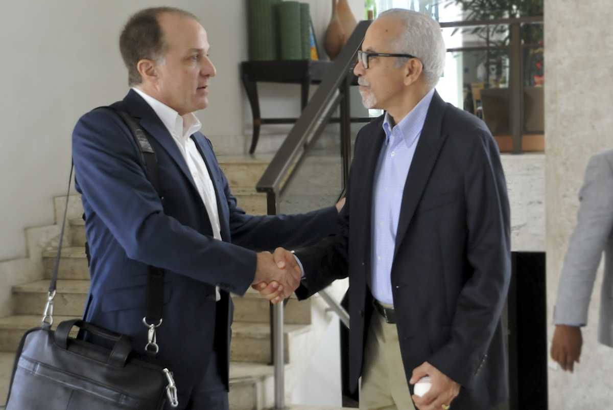 Prefeito eleito de Aracaju Edvaldo Nogueira com o cônsul dos Estados Unidos Richard Reiter (Imagem: Janaína Santos/Assessoria Edvaldo Nogueira)