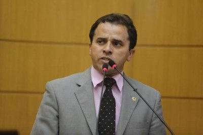Jairo de Glória quer legislação específica para ampliar comércio de queijos artesanais (Imagem: Assessoria Jairo de Glória)