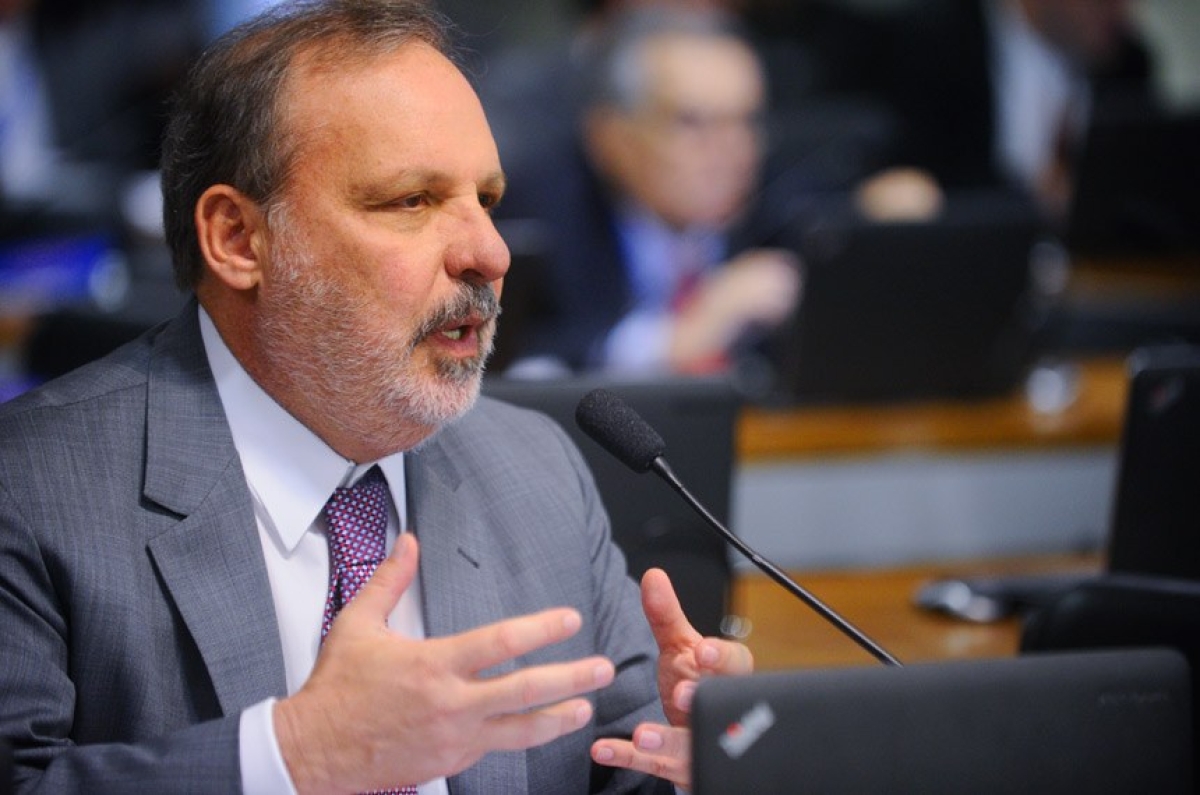 Armando Monteiro é o relator na CAE do Projeto de Lei da Câmara (PLC) 54/2016-Complementar de iniciativa do Executivo que suspende o pagamento das parcelas devidas pelos estados à União de julho a dezembro de 2016 (Imagem: Marcos Oliveira/Agência Senado)
