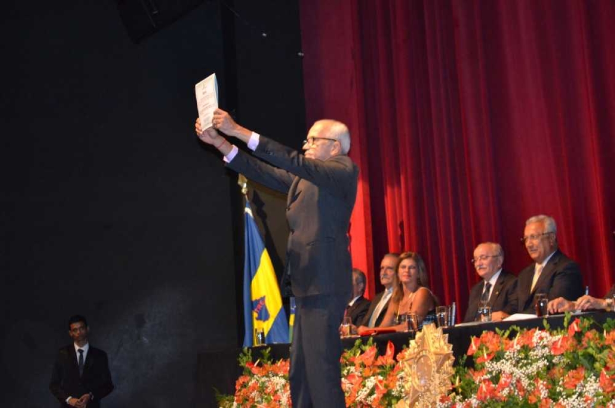 Edvaldo Nogueira durante diplomação no Teatro Atheneu (Imagem: Portal Infonet)