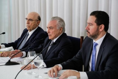 O presidente Michel Temer, acompanhado dos ministros Henrique Meirelles, da Fazenda, e Dyogo Oliveira, do Planejamento, recebe jornalistas durante café da manhã no Palácio da Alvorada (Imagem: Marcos Corrêa/PR)
