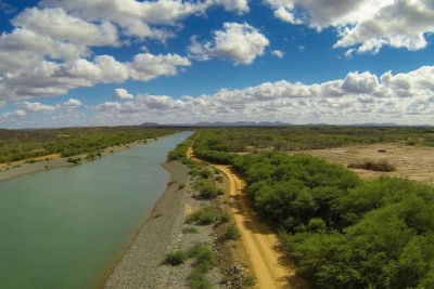 Os Eixos Norte e Leste do projeto captarão a água do São Francisco, que percorrerá 477 quilômetros de canais, abastecendo adutoras e ramais que irão perenizar rios e açudes (Imagem: Divulgação/Ministério da Integração Nacional)