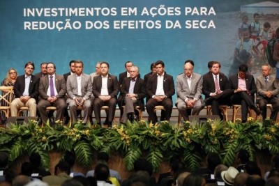 Presidente Michel Temer acompanhado do prefeito de Maceió, Rui Palmeira, e ministros, durante cerimônia de anúncio de investimentos em ações para redução dos efeitos da seca e acesso à água (Imagem: Beto Barata/PR)