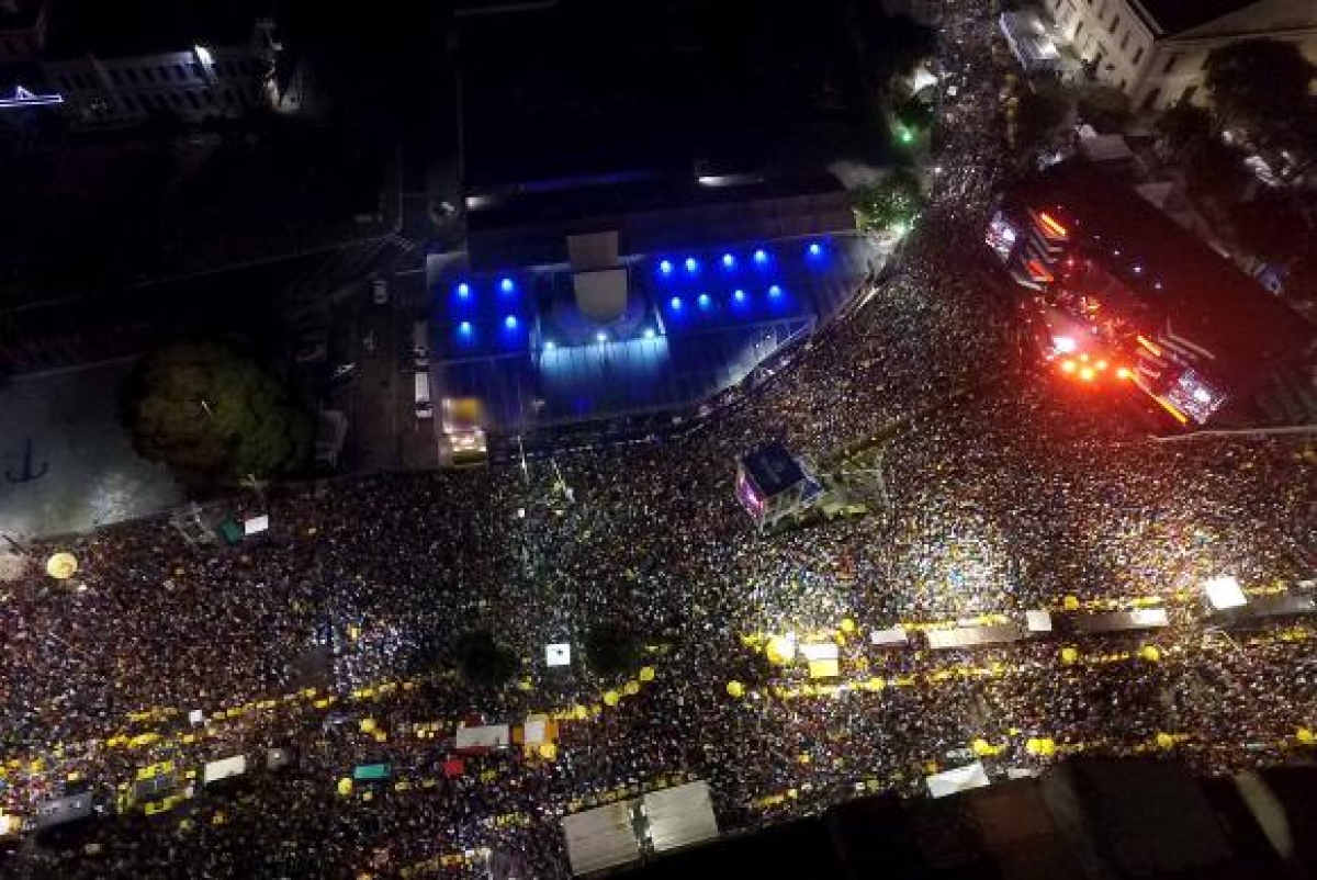 A primeira noite de Réveillon em Salvador levou multidões à praça (Imagem: Divulgação/Agecom/Bahia)