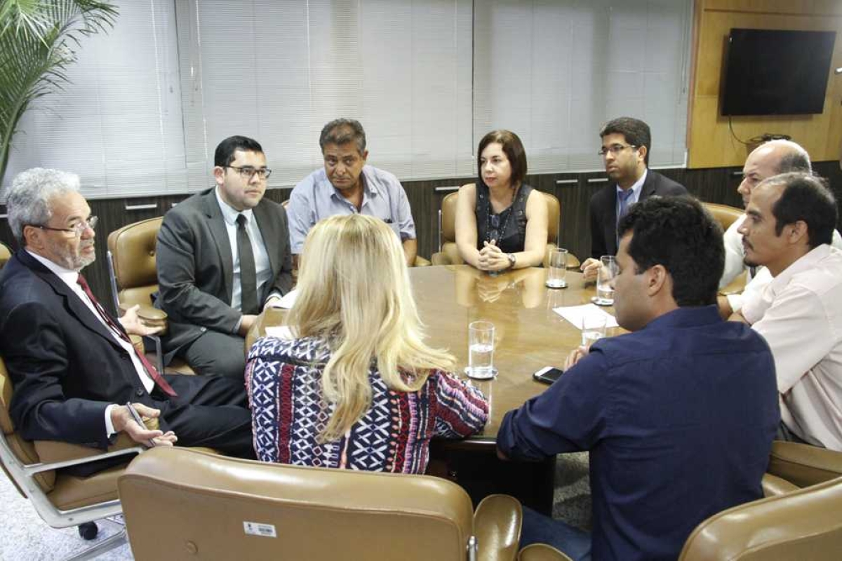 Presidente do TCE, conselheiro Clóvis Barbosa, recebeu representantes dos sindicatos dos médicos, odontólogos e psicólogos (Imagem: Cleverton Ribeiro/TCE/SE)