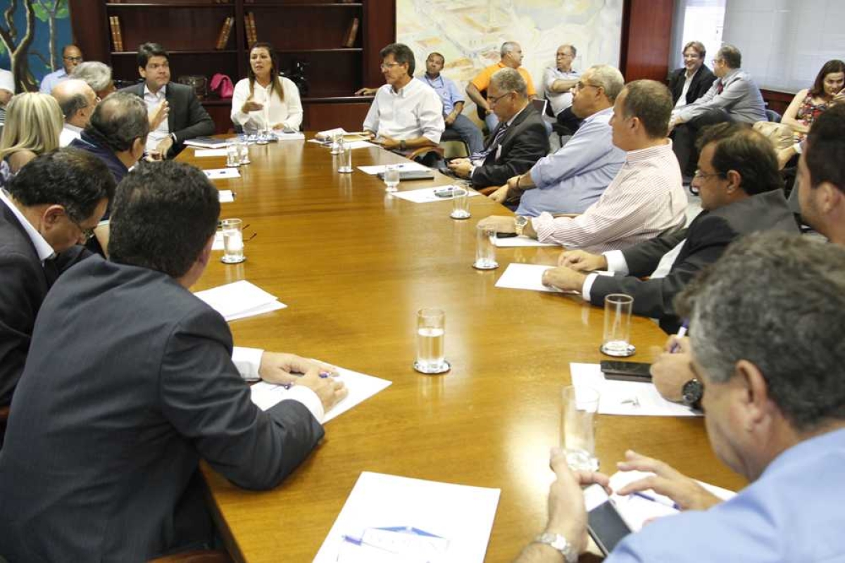 Conselheira Susana Azevedo, vice-presidente do TCE, orienta os gestores durante encontro com a 1ª CCI (Imagem: Cleverton Ribeiro/TCE/SE)