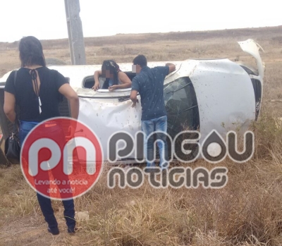 Motorista perde a direção de veículo e capota na Rota do Sertão em Glória (Imagem: Pingou Notícias)