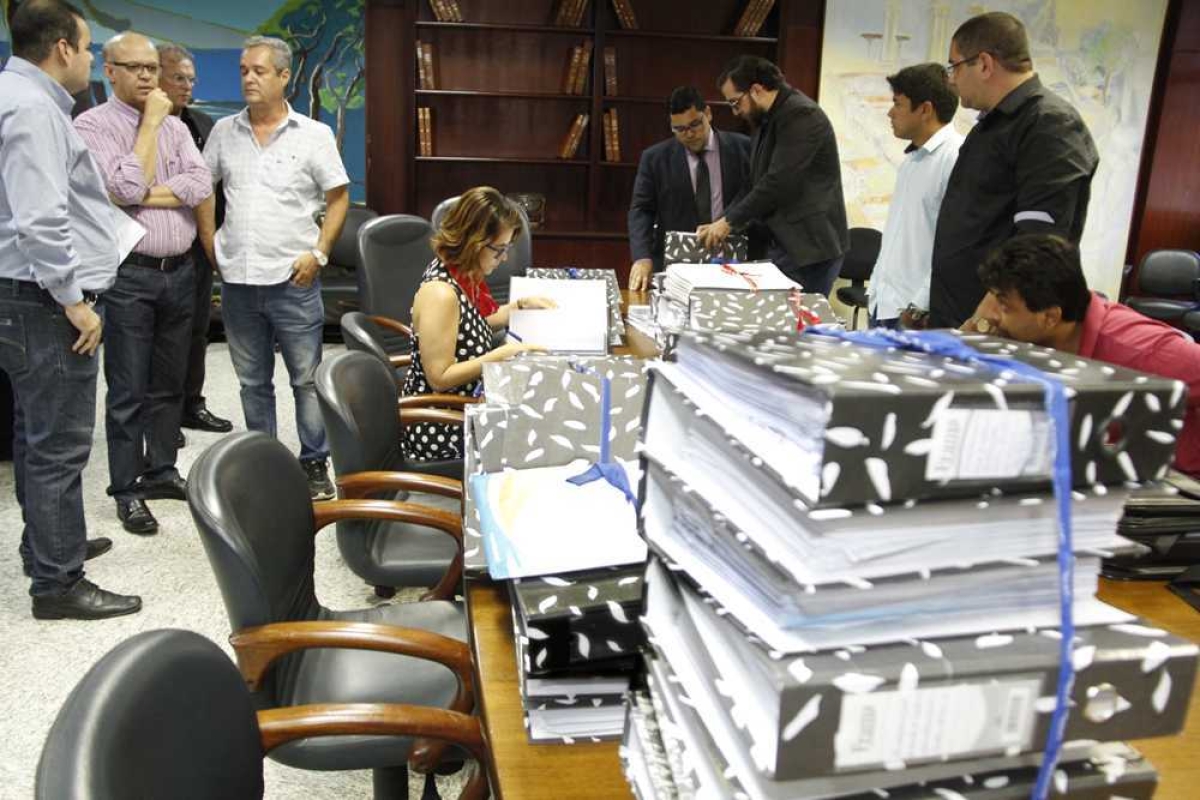 Ex-prefeito de Capela devolve documentos municipais à nova gestão (Imagem: Cleverton Ribeiro/TCE/SE)