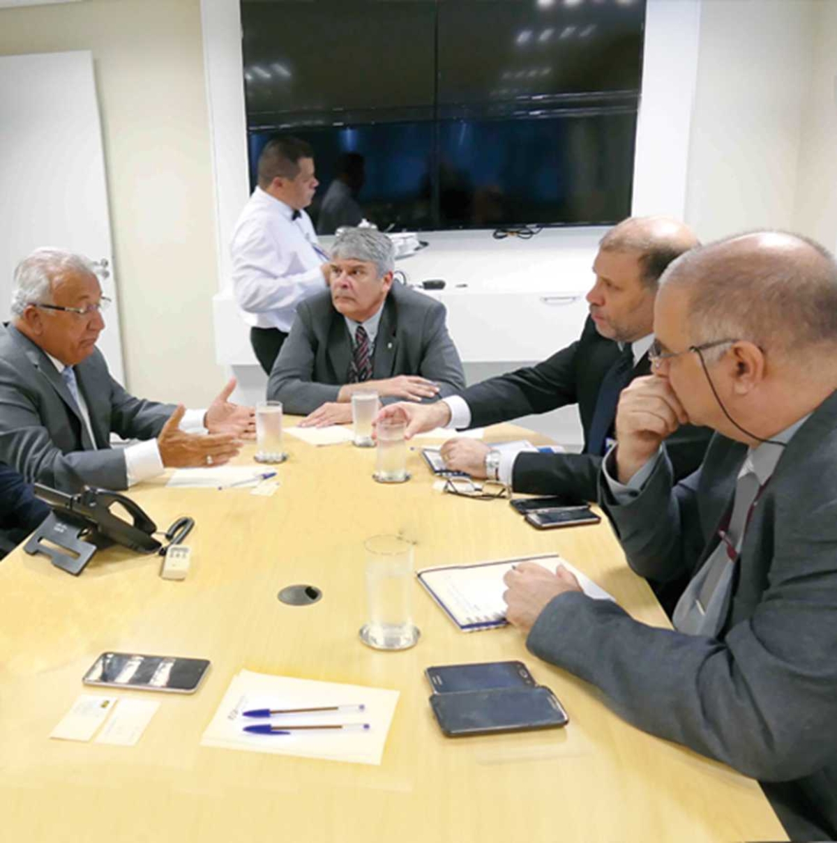 Jackson Barreto foi recebido pelo diretor de Aeroportos, André Leandro Magalhães, e pelo diretor de Engenharia, Rogério Barzellay, para tratar da construção do novo aeroporto de Aracaju (Imagem: Foto: Roque Sá/ASN)