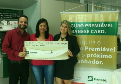 Jociene (centro) recebeu o prêmio na agência do Banese da cidade de Umbaúba (Imagem: Banese)
