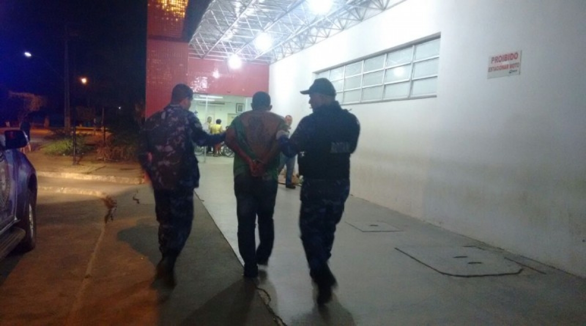 Homem tenta assaltar, é atropelado por populares e preso pela GM em parceria com a PM (Foto: Pisca Jr/Diário Sergipano)
