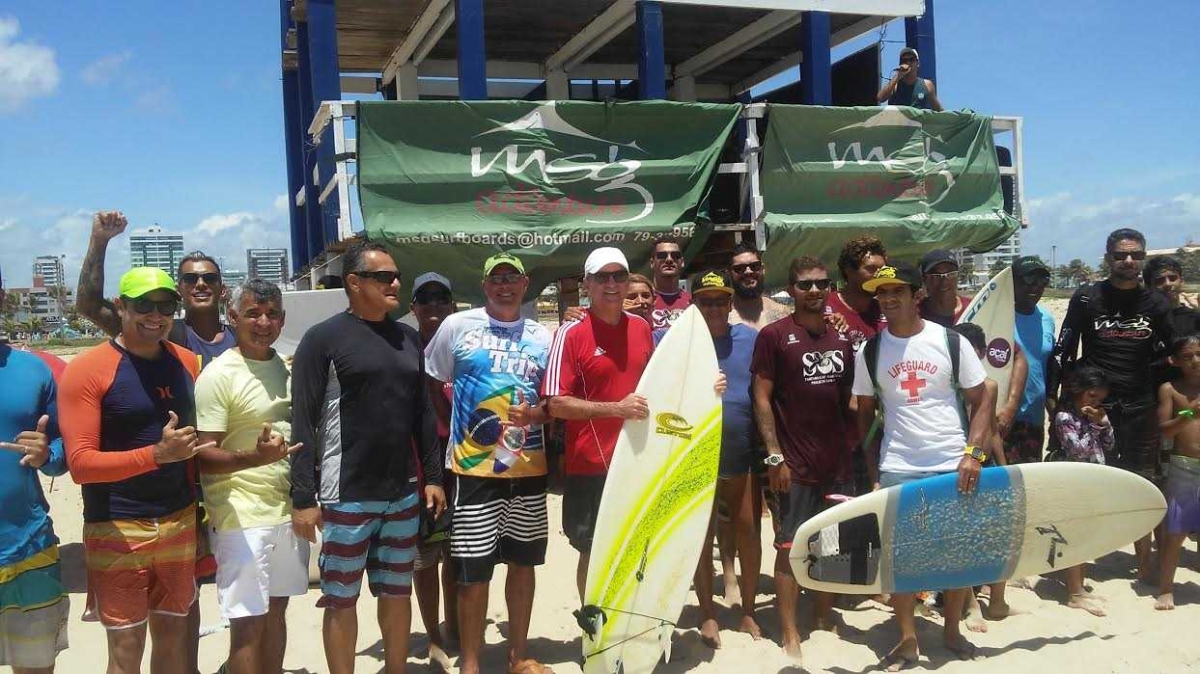 Deputado Garibalde Mendonça ao lado dos surfistas (Imagem: Assessoria Garibalde Mendonça) Deputado Garibalde Mendonça ao lado dos surfistas (Imagem: Assessoria Garibalde Mendonça)