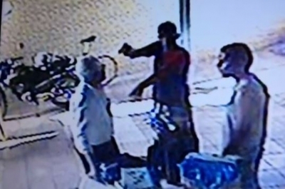 Assalto ocorreu durante entrega de doações na Piabeta (Foto: reprodução)