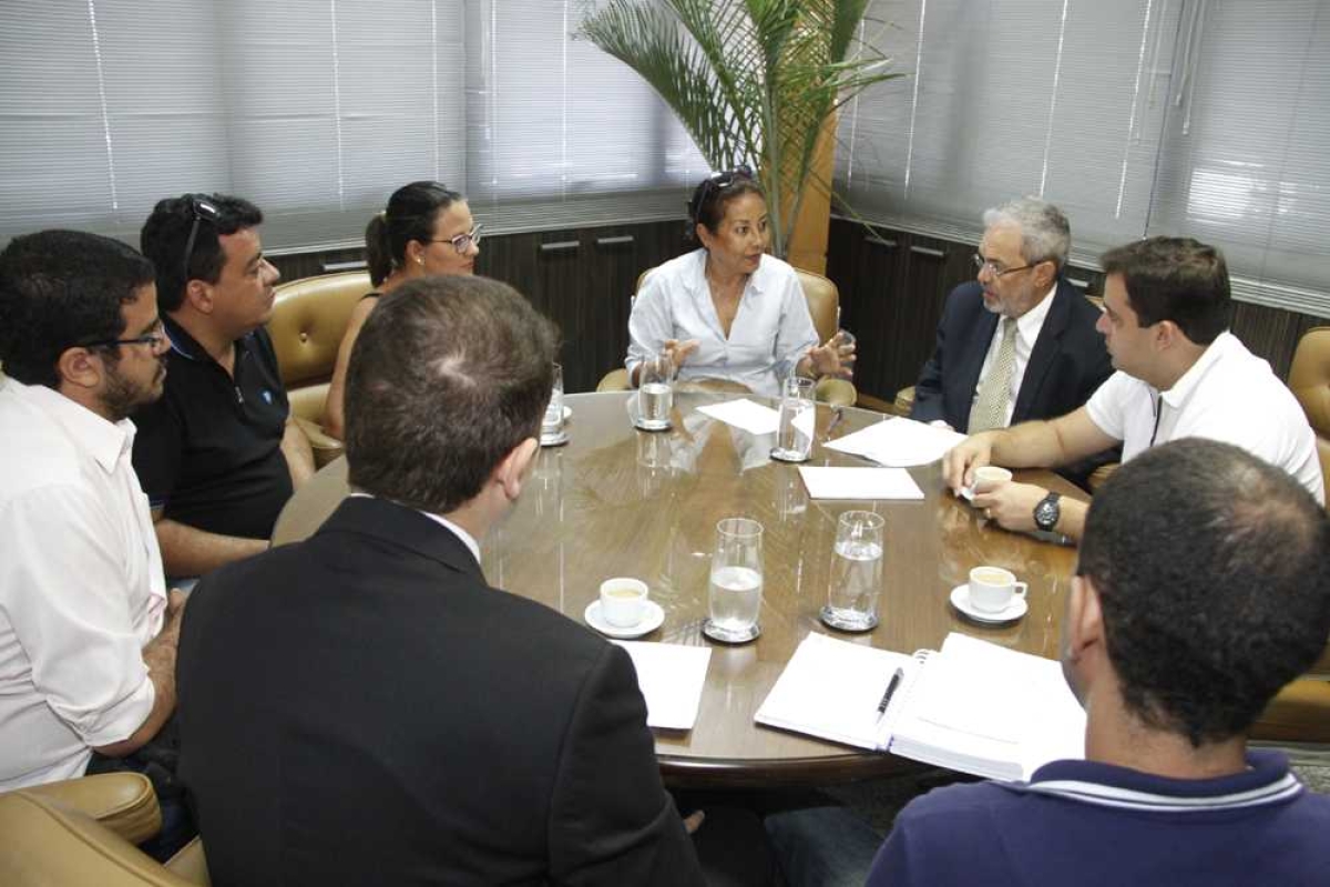 Presidente do TCE/Sergipe intermedeia pagamento dos salários de professores de Poço Verde (Imagem: Cleverton Ribeiro/TCE/SE)