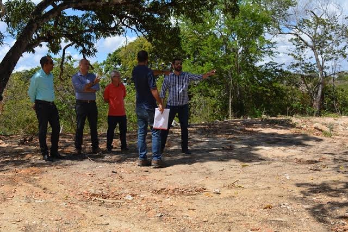 Engenheiro do Inmetro visita terreno do Parque de Verificação Metrológica de Sergipe (Imagem: ITPS/SE)