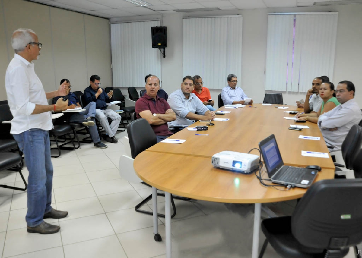 Em reunião com médicos, Edvaldo Nogueira reafirma que pagará quatro salários em dois meses - Foto: Janaína Santos