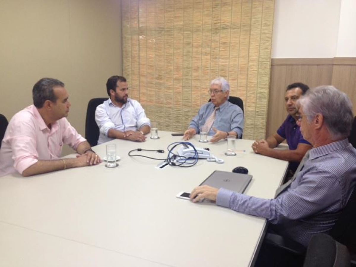 Em reunião com o presidente do Banese, Jairo de Glória discute linha de crédito e abertura de agências no sertão (Imagem: Assessoria Jairo de Glória)