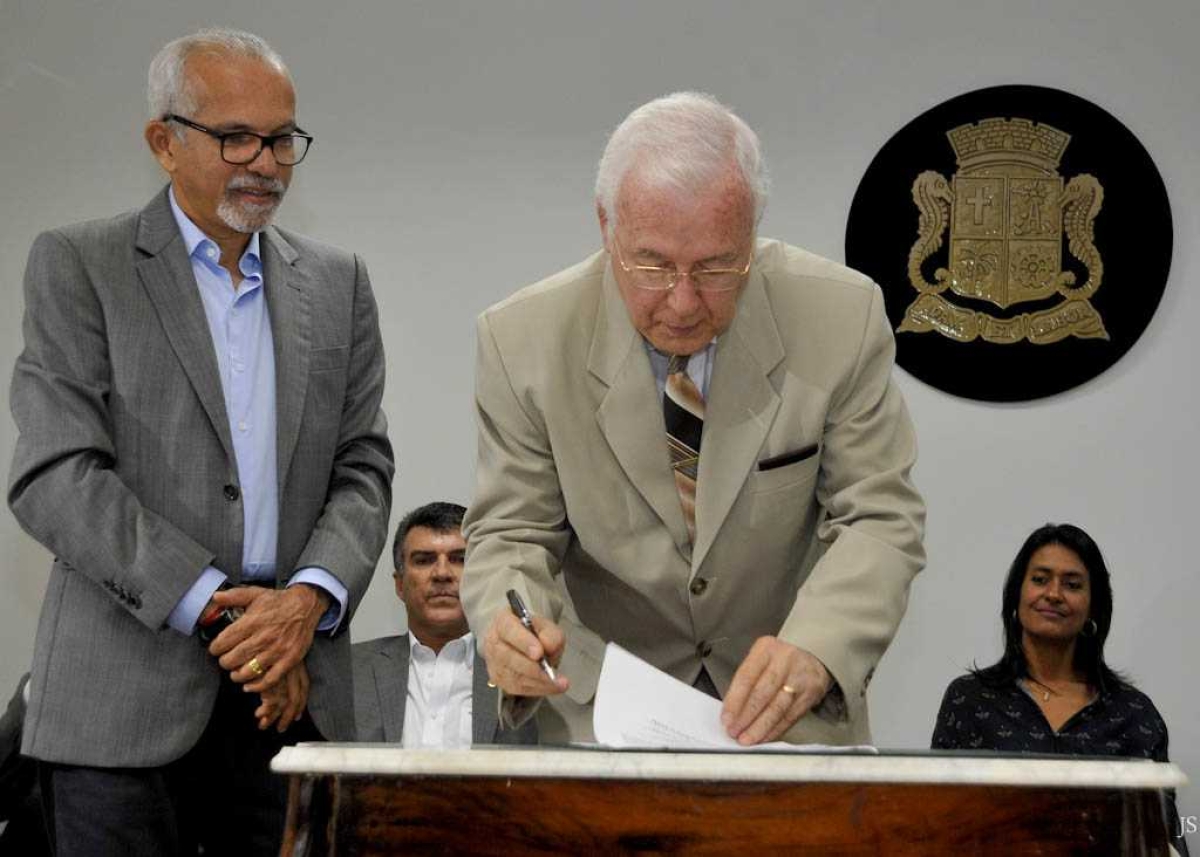 Edvaldo Nogueira empossa Netônio Machado como procurador-geral de Aracaju (Imagem: Janaína Santos/Assessoria Edvaldo Nogueira)