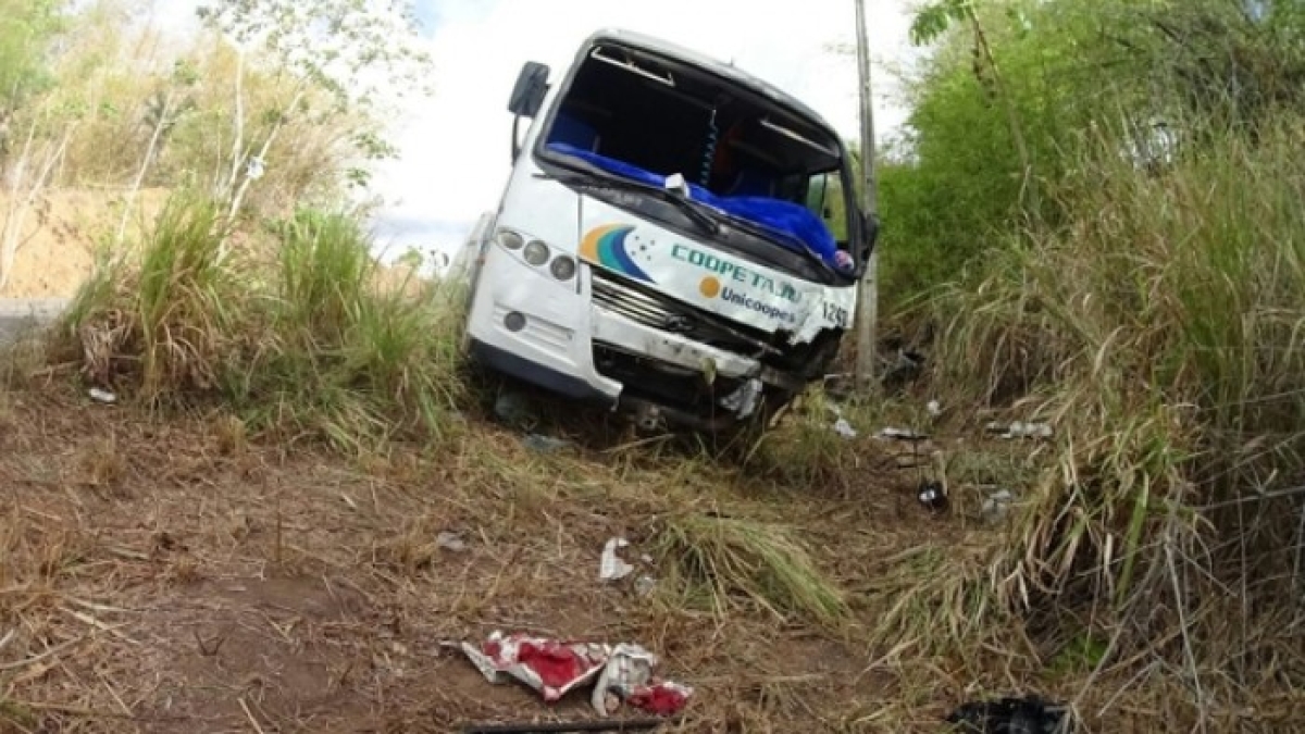 Veículo Fiat Uno colidiu violentamente contra um ônibus da empresa Coopetaju (Imagem: Douglas Magalhães)