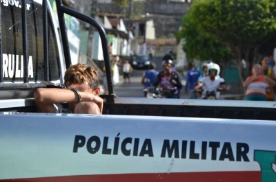 Acusado cobre o rosto: ferimento na mão (Imagem: Cássia Santana/Portal Infonet)