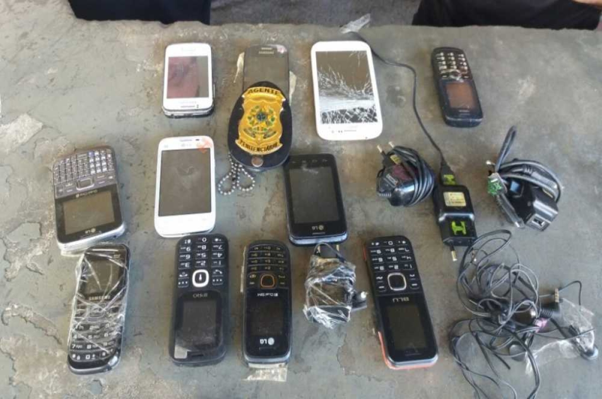 Celulares enterrados na quadra (Imagem: Sindpen/SE)