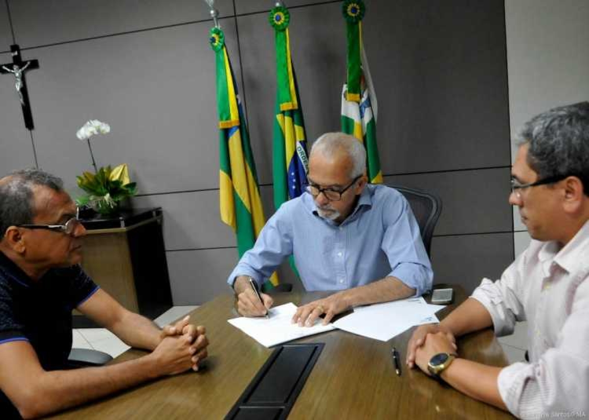 Edvaldo Nogueira assina decreto que cria comissão que discutirá revogação do IPTU (Imagem: Janaína Santos/PMA) Edvaldo Nogueira assina decreto que cria comissão que discutirá revogação do IPTU (Imagem: Janaína Santos/PMA)