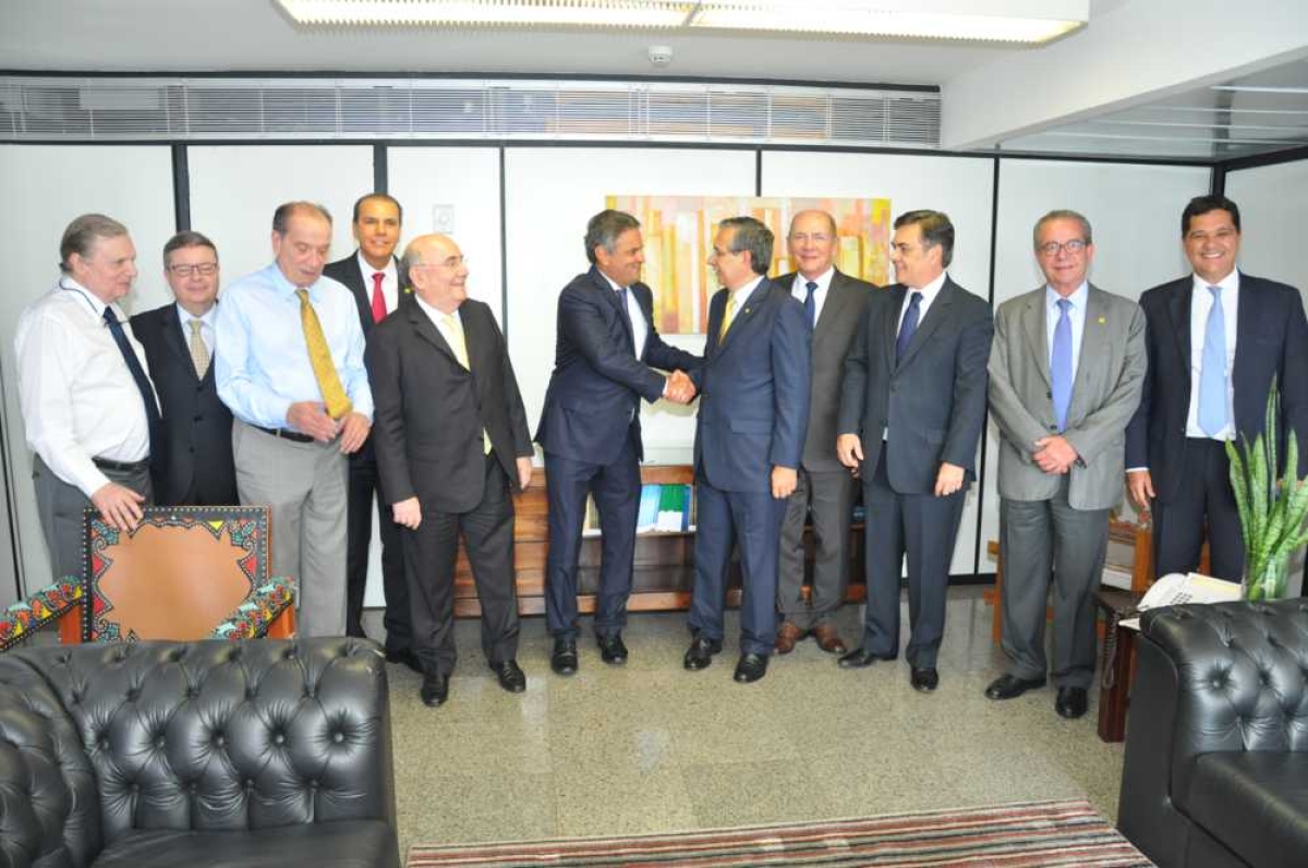 Senador Eduardo Amorim assina filiação ao PSDB (Imagem: Assessoria Eduardo Amorim)