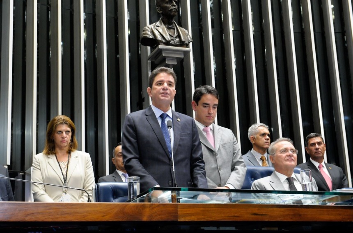 O senador Gladson Cameli leu a maioria dos ofícios comunicando a troca de partido (Imagem: Waldemir Barreto/Agência Senado)
