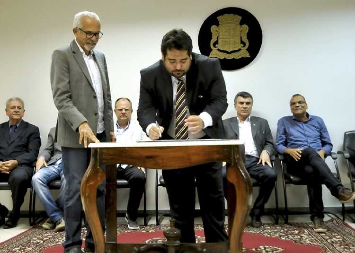 Edvaldo empossa Alexandre Figueiredo na Controladoria-Geral do Município (Imagem: Janaína Santos/PMA)