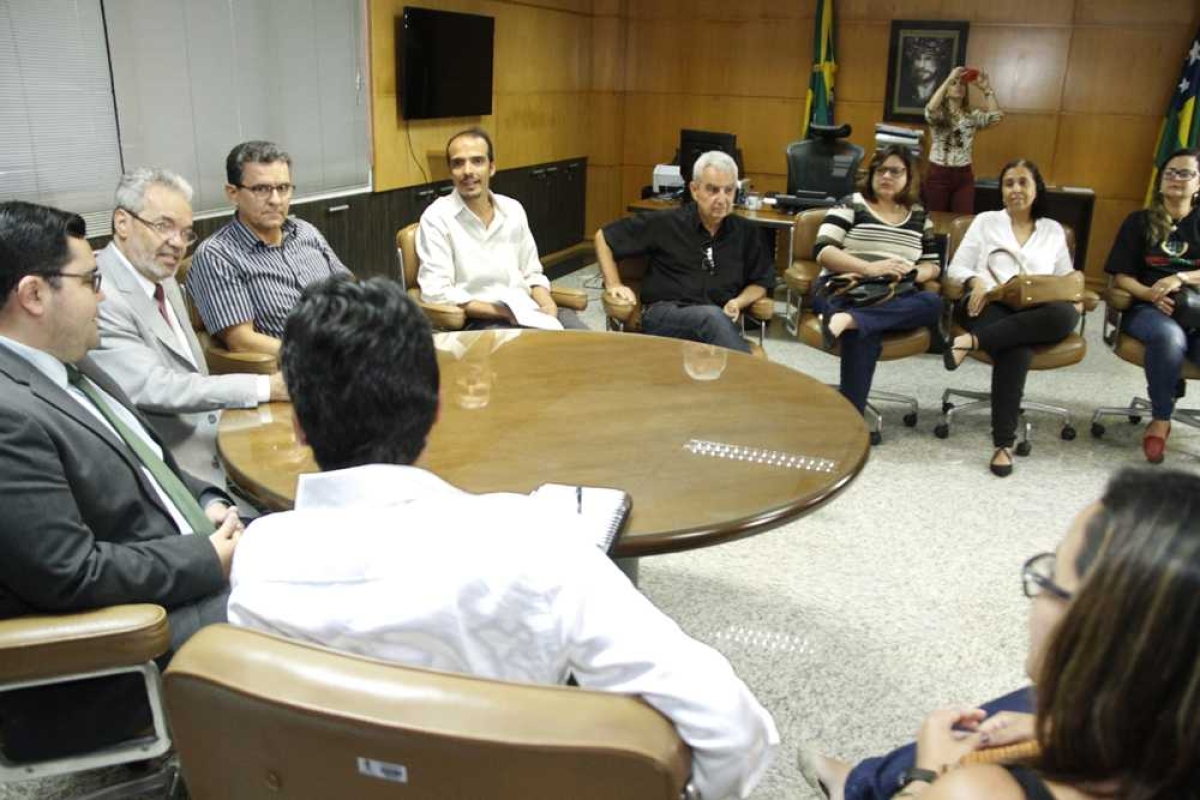 Clóvis Barbosa recebe sindicalistas contrários ao parcelamento do salário de dezembro (Imagem: Cleverton Ribeiro/TCE/SE)