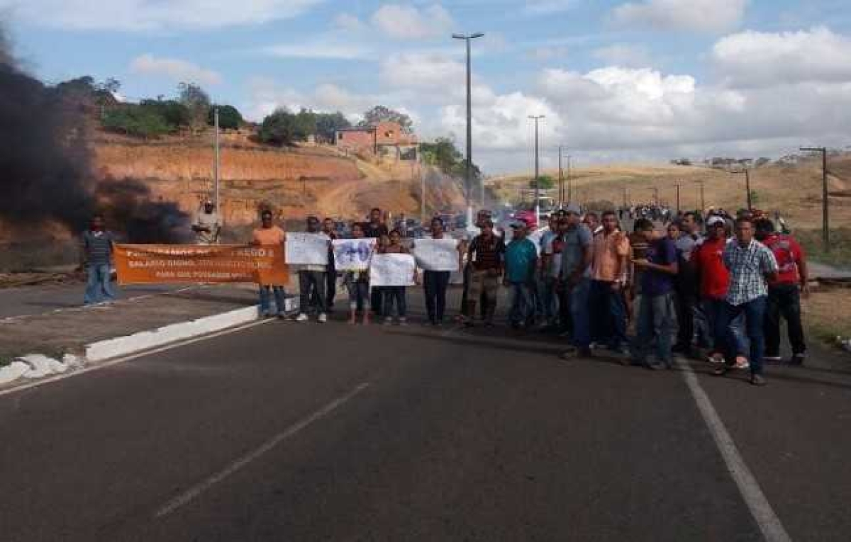 Funcionários e desempregados protestam contra demissões na Petrobras (Imagem: Assessoria Sindimont/SE)